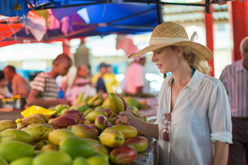 Die Frau besucht einen Wochenmarkt.