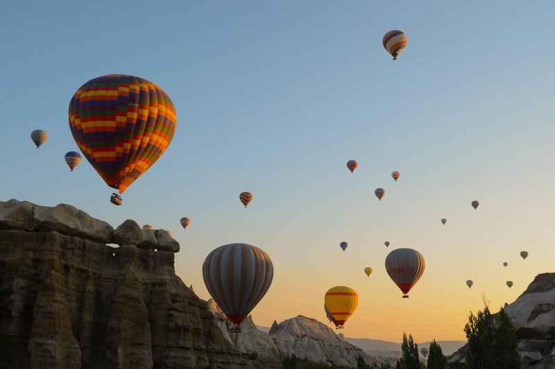 In Kappadokien sind übermäßig viele Heißluftballons.