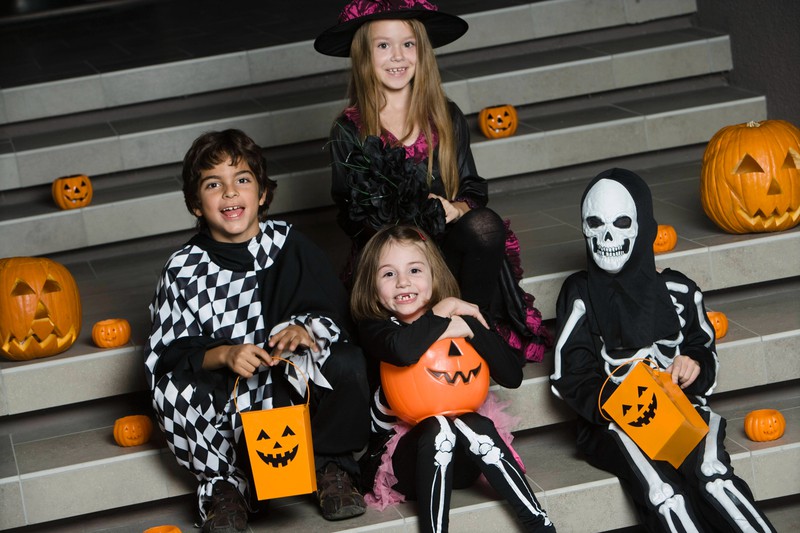 An Halloween verkleiden sich Kinder und gehen für Süßigkeiten von Haustür zu Haustür.