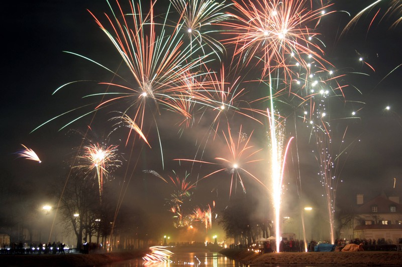 Das Ende des Jahres wird als Silvester traditionell mit viel Feuerwerk und Lärm gefeiert.