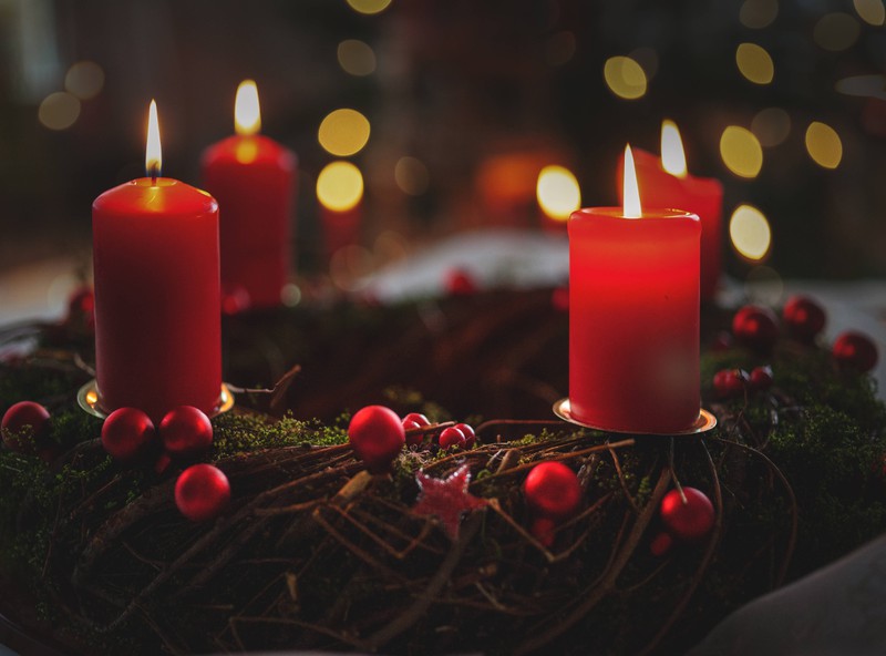 Der Adventskranz gehört für viele zur Weihnachtszeit dazu, der Ursprung des Kranzes liegt aber weiter zurück.