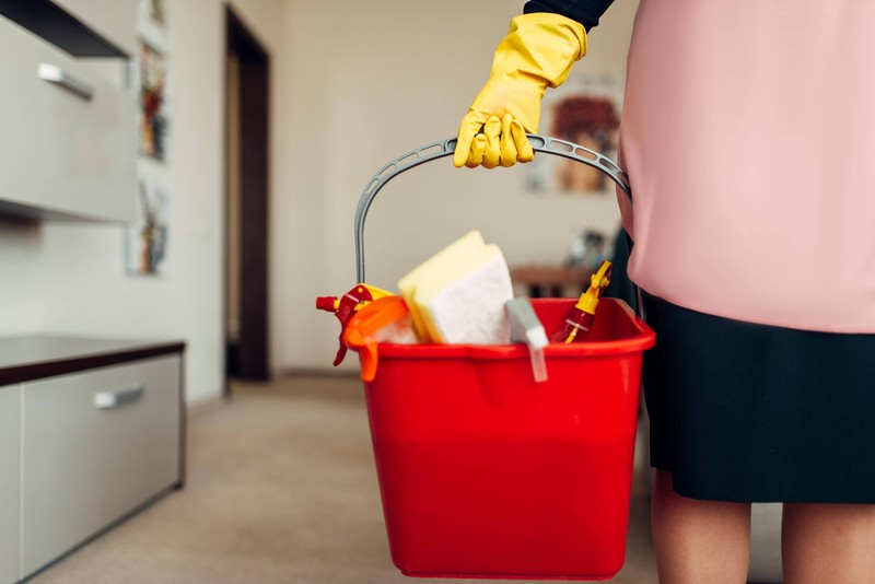 Eine Hotelmitarbeiterin erwischt einen Gast bei unappetitlichen Dingen in der Abstellkammer