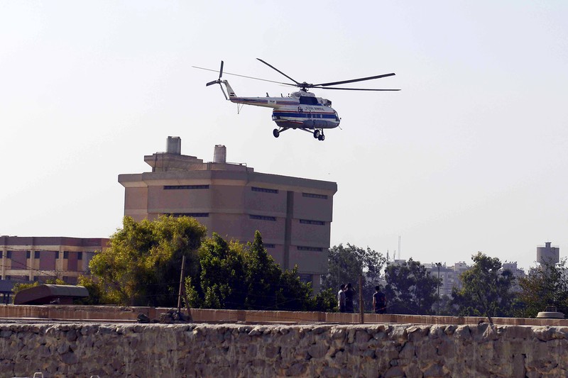 Das Symbolbild zeigt eine Flucht mit dem Hubschrauber aus dem Gefängnis