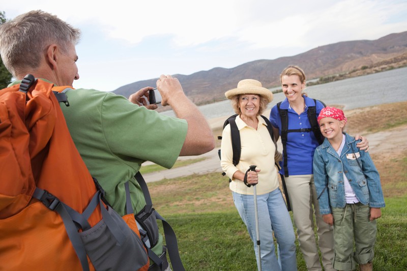 Wer Urlaubsfotos von seinen Kindern teilt, sollte darauf achten, nicht den genauen Aufenthaltsort zu verraten.