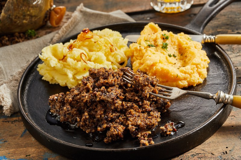Traditionelles schottisches Haggis mit Kartoffelbrei: eine Delikatesse, die nicht bei jedem gut ankommt.