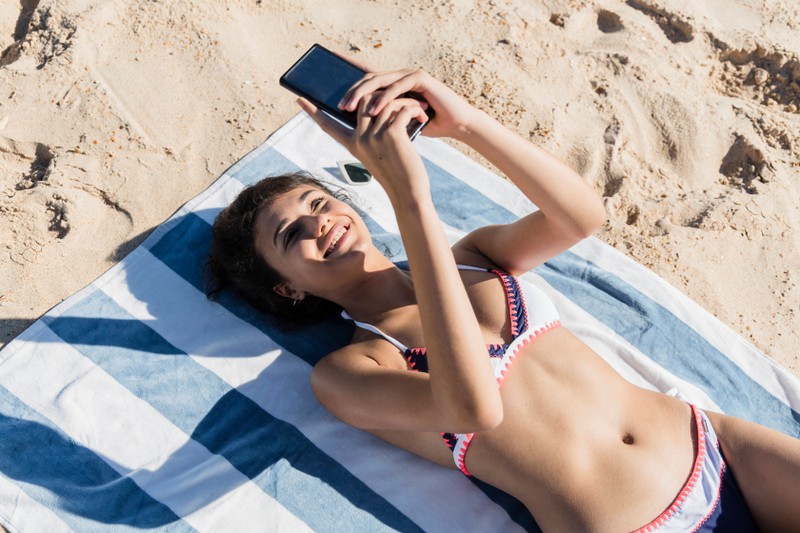 Auch für dein Handy gibt es eine praktische Lösung, um Sand davon fernzuhalten.