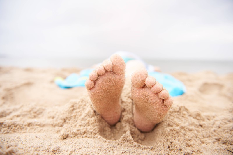 Man verbrennt sich oft die Füße, wenn der Sand sich mit Hitze aufheizt.