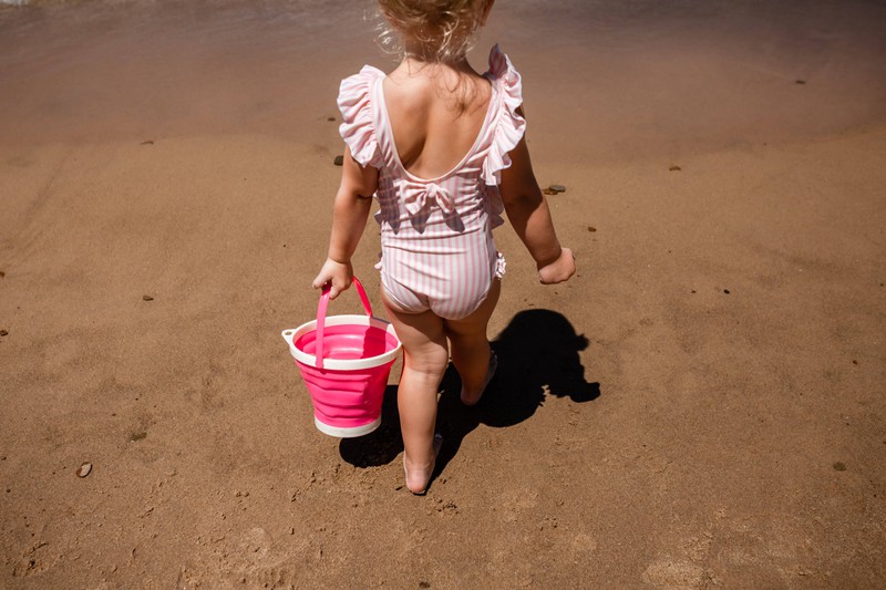 Mit dem Trick bleiben die Hände eurer Kinder am Strand sauber.