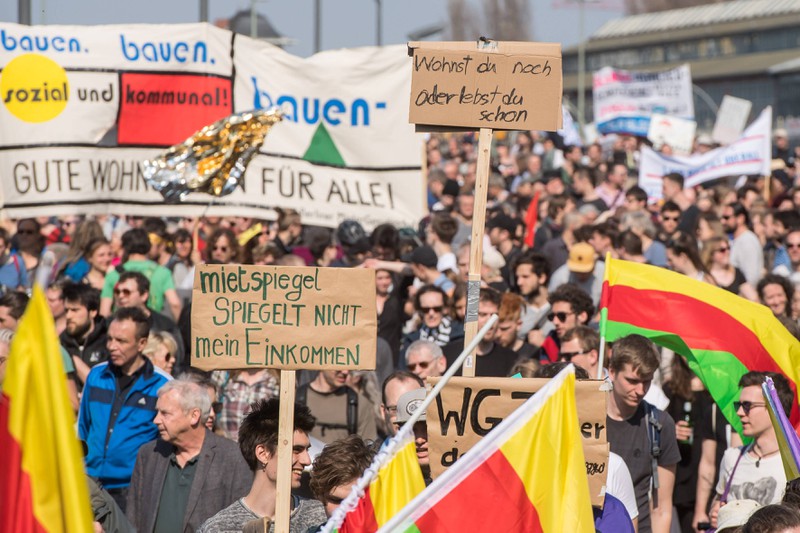 Vorhängeschild Berlin: Protest in der zweit-teuersten Stadt Deutschlands.