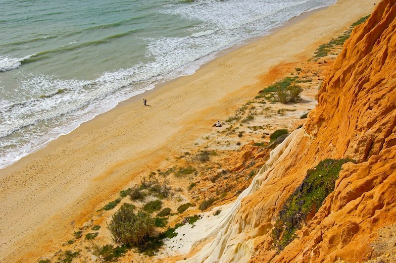Der Praia de Falésia ist bekannt für seine atemberaubenden Klippen.