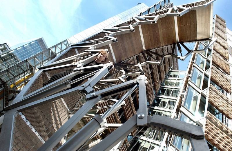 2005 wurde die rollende Brücke mit dem „Structural Steel Design Award“ ausgezeichnet.