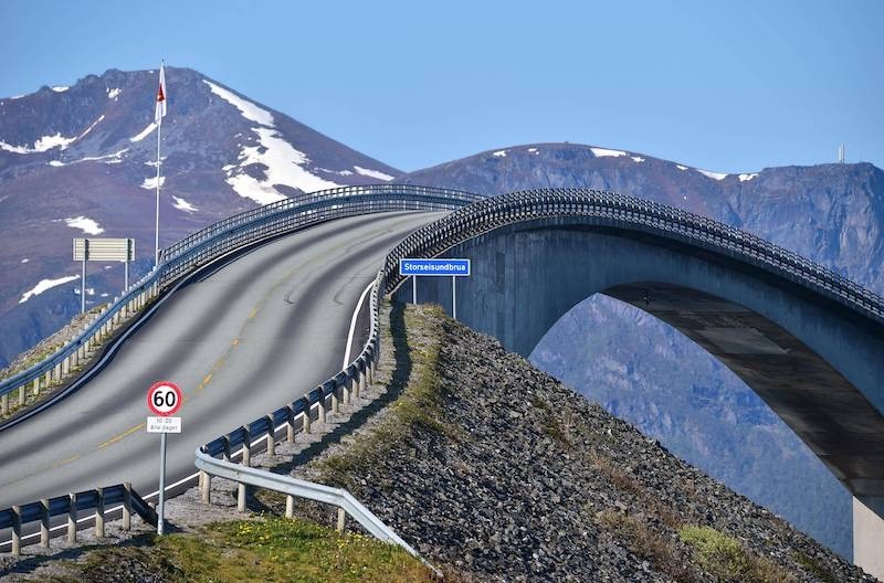 Die Storseisund-Brücke bildet einen Teil der Atlantikstraße.