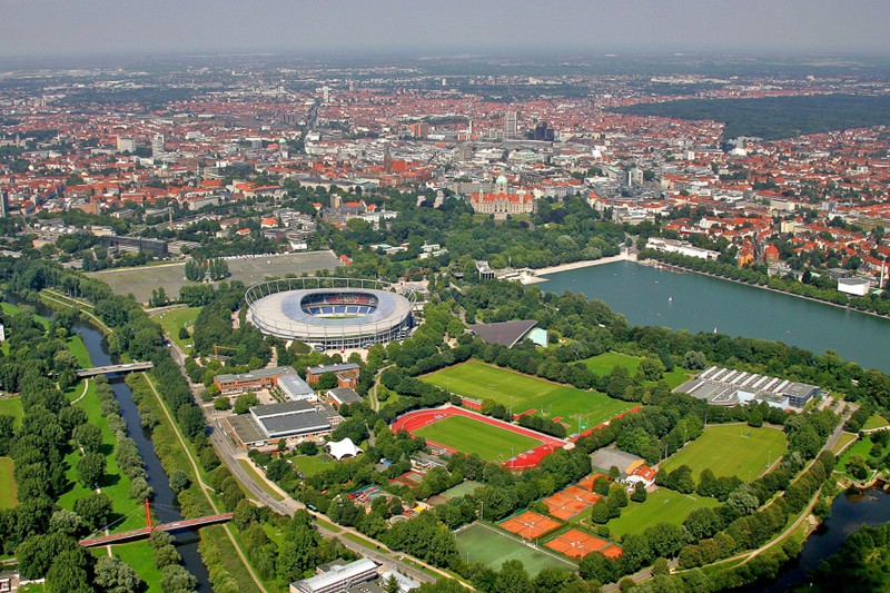Mit Stadion und historischen Fachwerkhäusern gibt Hannover eine sehr hübsche Landeshauptstadt ab.