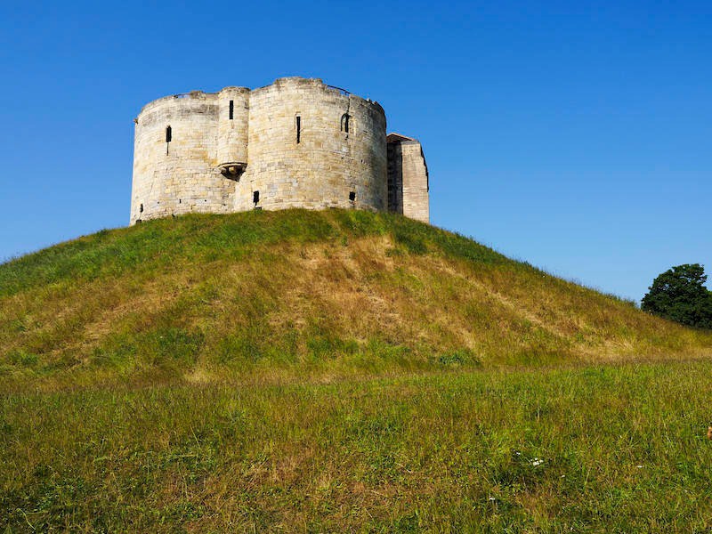 Clifford‘s Tower ist der letzte verbleibende Teil des York Castle.