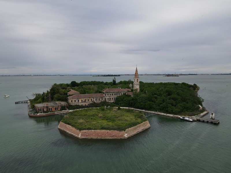 Poveglia liegt in einer Lagune bei Venedig.