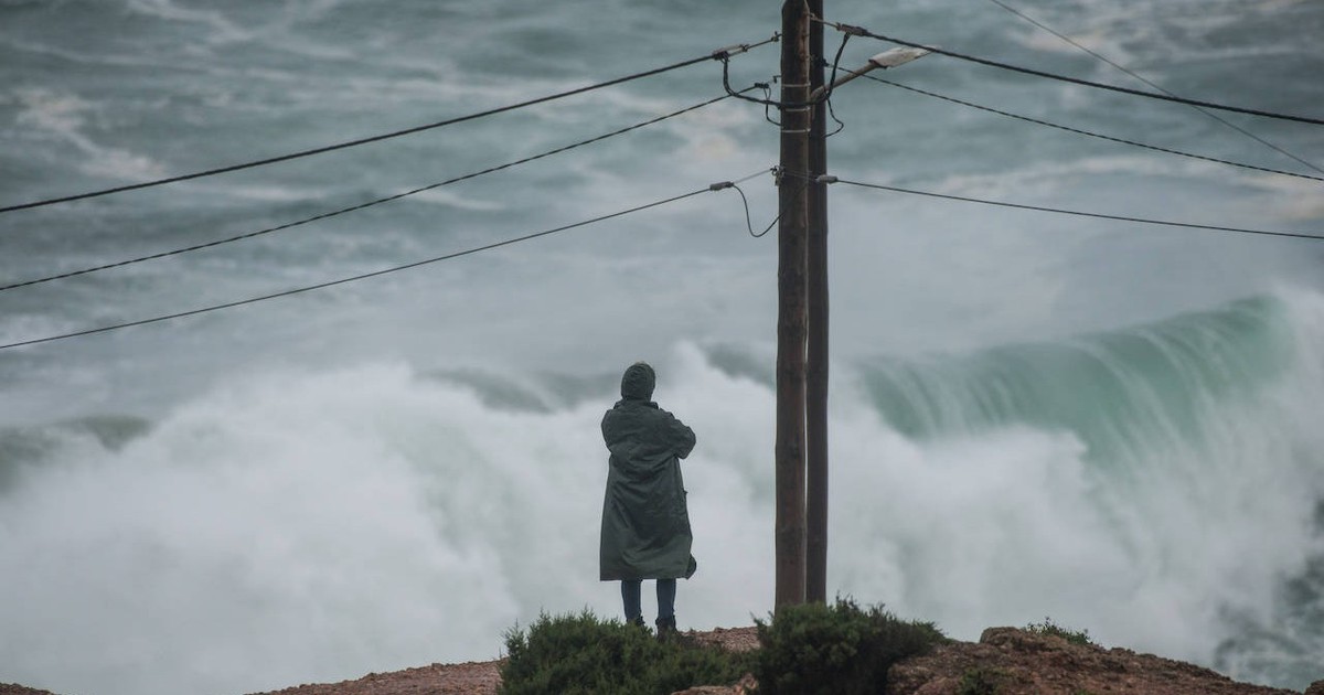 Naturschauspiel: Riesenwellen an Portugals Küste versetzt alle in Staunen