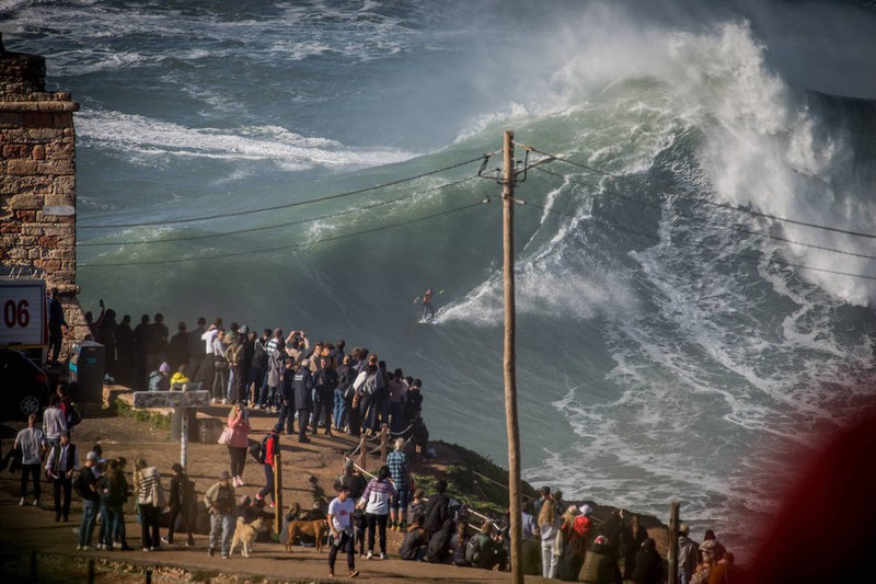 Nazaré in Portugal ist für seine großen Wellen bekannt.