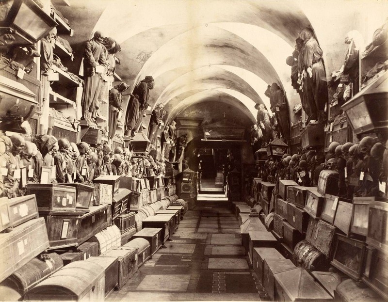 Die Kapuzinergruft von Palermo, Le Catacombe dei Cappuccini ist eine weitläufige Gruftanlage unter dem Kapuzinerkloster in Palermo und mit ihren natürlichen Mumien