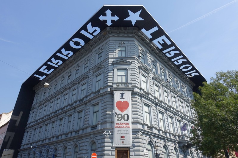 Terror Háza: Das Gebäude diente ursprünglich als Hauptquartier der Gestapo und später der ungarischen Staatssicherheitspolizei (ÁVH).