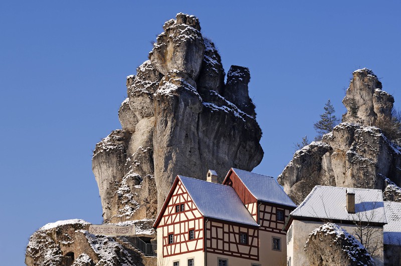 In Tüchersfeld in Oberfranken erstrahlt eine riesige Felsformation.