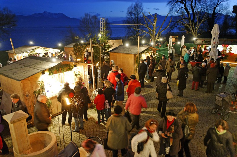 Die Fraueninsel am Chiemsee ist Stätte für einen besonderen Weihnachtsmarkt.