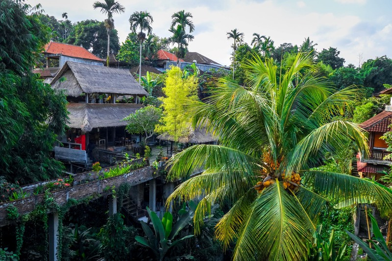 Seit 2024 gibt es auf Bali eine Touristensteuer, die bei Einreise verlangt wird. Günstig ist der Ort aber trotzdem noch