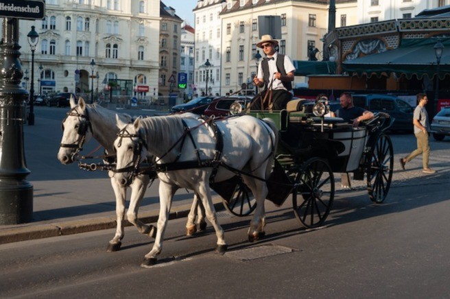 Pferdekutschen im Straßenverkehr gehören immer mehr der Vergangenheit an.