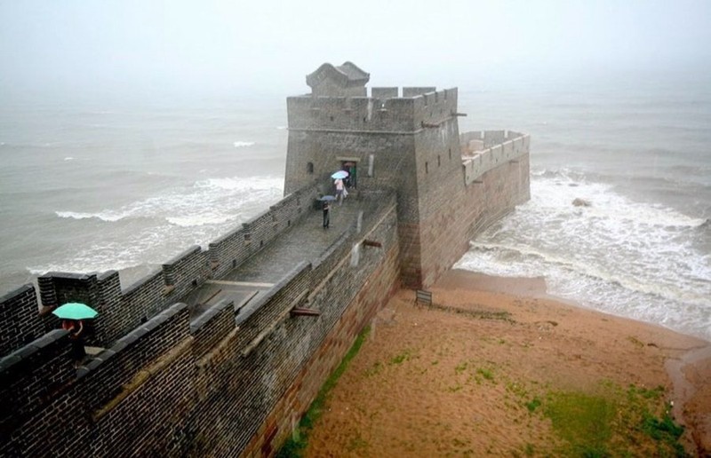 Der Anfangspunkt dieses berühmten Wahrzeichens  bedeutet übersetzt „Alter Drachenkopf“. Das wissen die wenigsten über die chinesische Mauer.