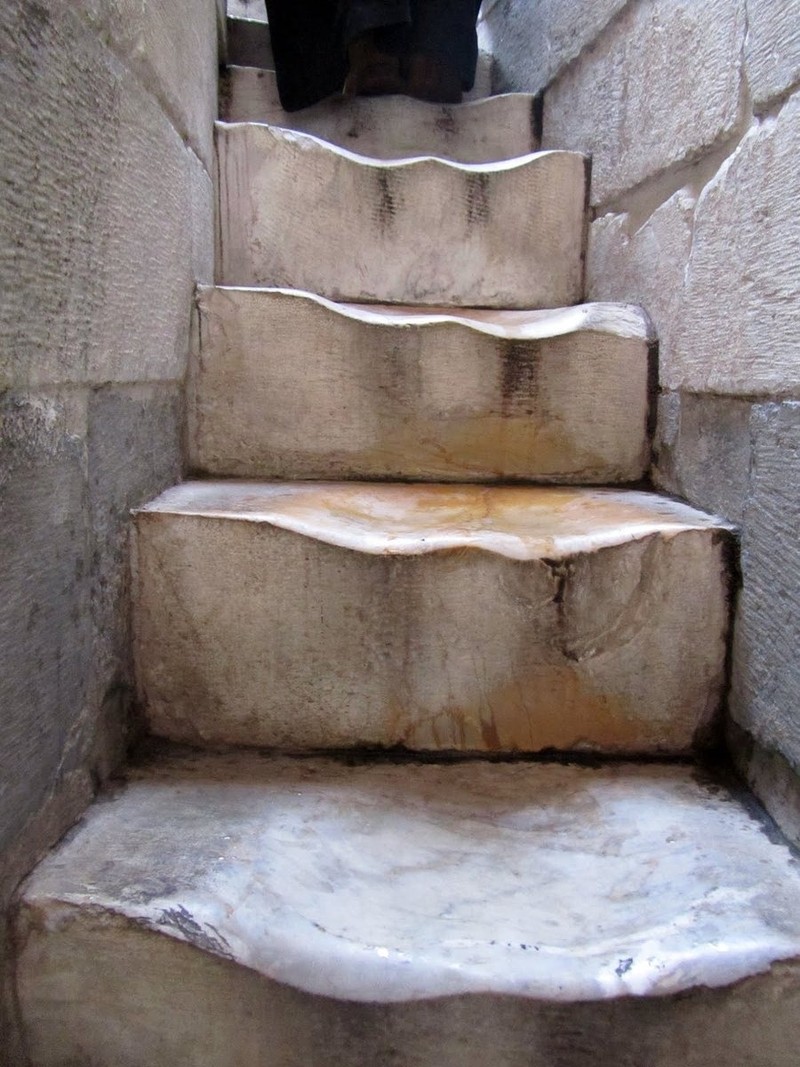 Die Perspektive unterstreicht nochmals die Abnutzung der Treppenstufen des Turms von Pisa.
