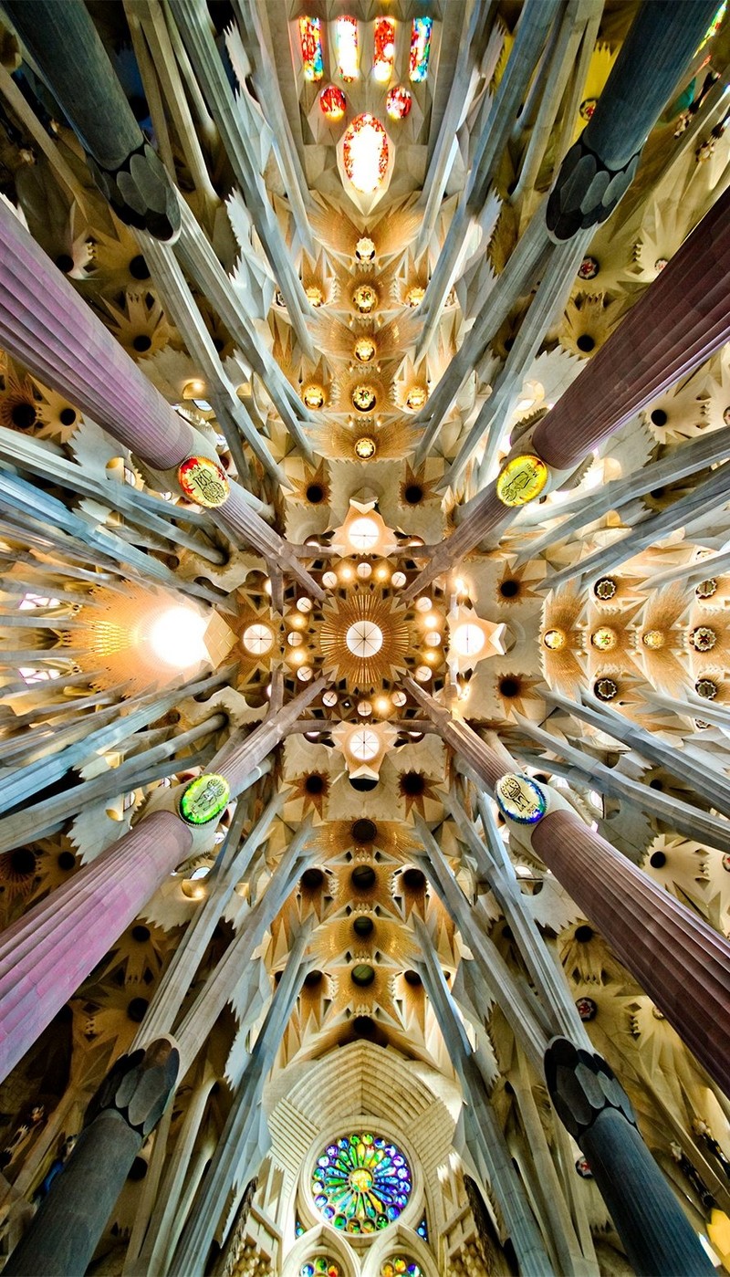 Es lohnt sich auch den Blickwinkel in der Sagrada Familia in Barcelona zu wechseln. Dann erscheint dieses Lichtspiel.