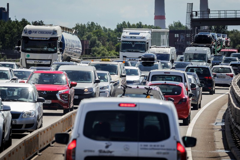 Viele Familien nutzen die Sommerferien, um mit den Kindern zu verreisen. Dabei sollte man flexibel bleiben, um Staus zu vermeiden.