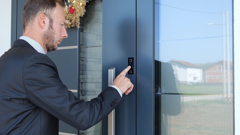 Ob digital oder analog ein sicheres Türschloss und gut verschlossenes Fenster geben Sicherheit.