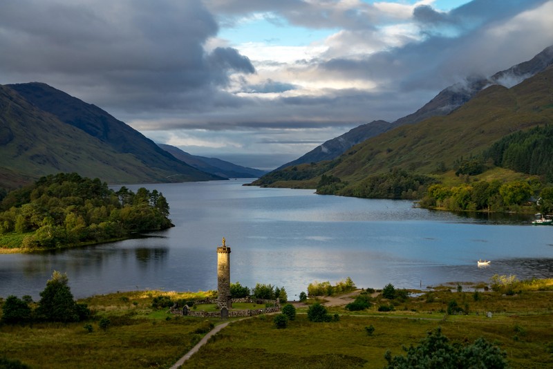 Am Loch Shiel können Besucher*innen Bootstouren buchen.