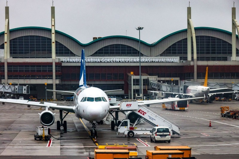 Auch der Flughafen in Istanbul zählt viele wartende Passagiere.