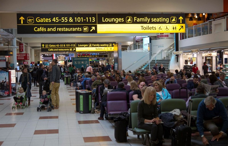 Während der Stoßzeiten solltest du dich nicht an diesem Flughafen in London aufhalten.