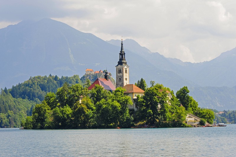 Der Bleder See in Slowenien ist einer der wärmsten Seen der Alpen-.