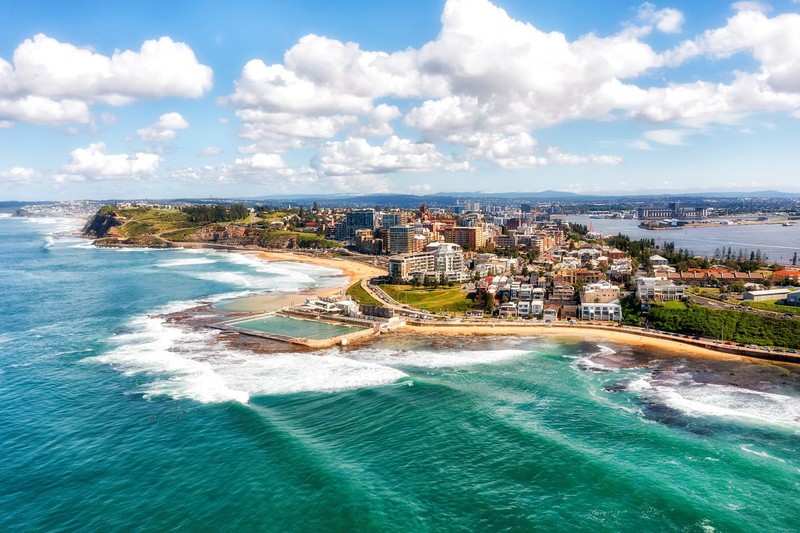 Nobbys Beach in Newcastle: Ideal für Wassersport und entspannte Strandtage.