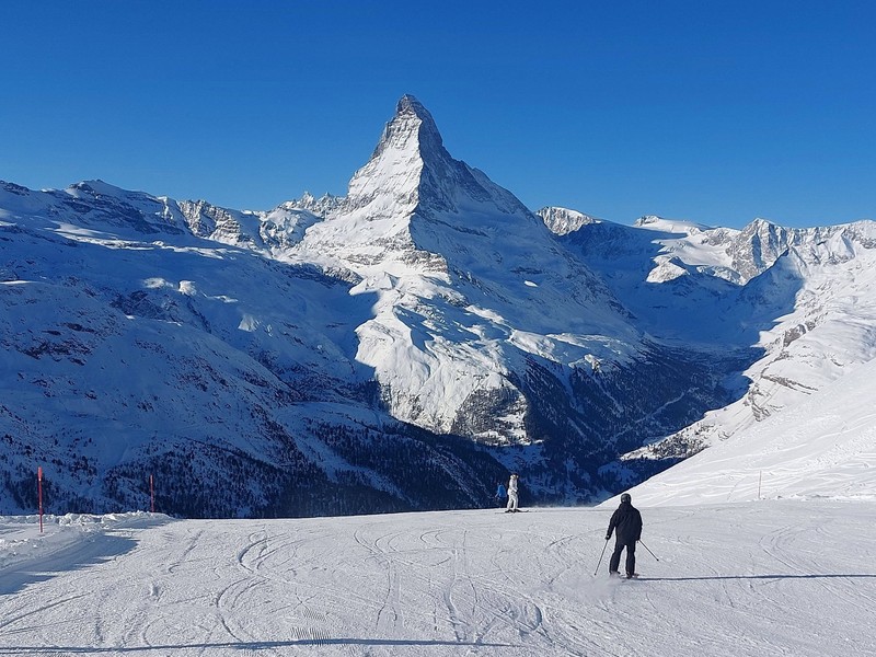 Von Zermatt aus hast du beim Skifahren einen super Blick auf den Matterhorn.