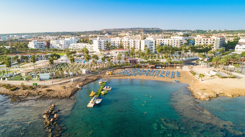 Goldene Sandbucht mit Sonnenliegen am Strand von Protaras, Zypern.
