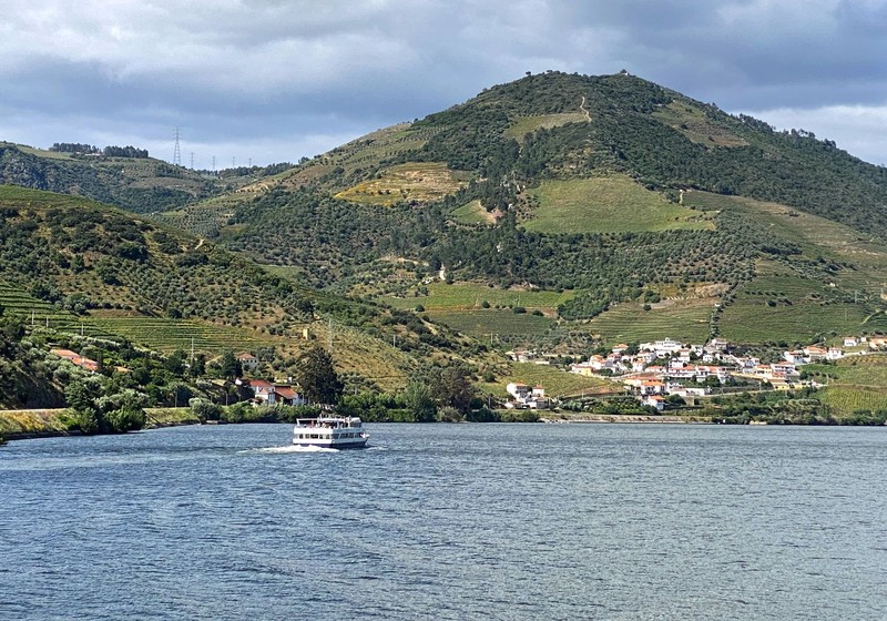 Für Rot- und Weißwein-Lieber gilt das Douro-Tal als Muss.