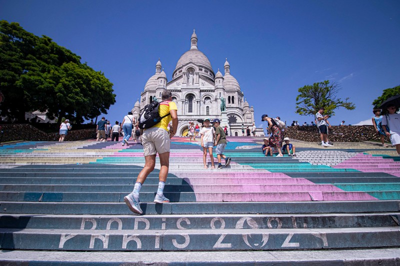 Überall in Paris wird man von kriminellen Taschendieb*innen gewarnt.