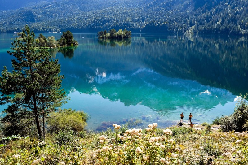 Der sieben Kilometer lange Rundweg um den See ist perfekt für Frühlingsspaziergänge.