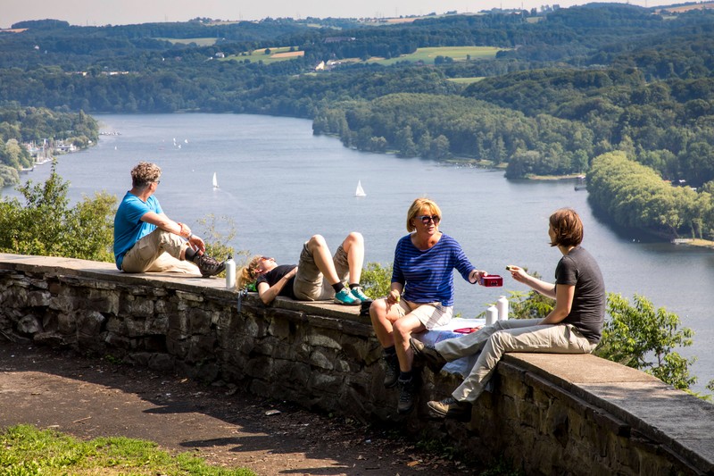 Es gibt viele schöne Wanderwege in Deutschland.