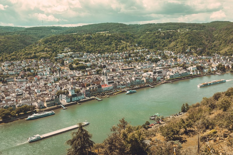 Hier ergatterst du einen Ausblick auf Dörfer und den Rhein.