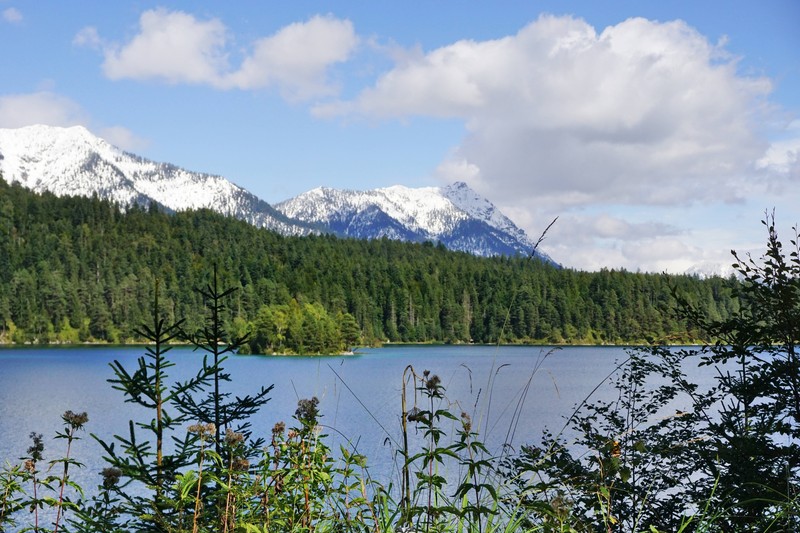 Traumhaften Ausblick gibt es am Eibsee in Bayern.