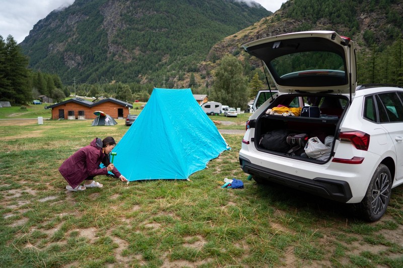 In der freien Natur, ganz nah bei den Bergen kommt echte Camping-Euphorie auf.