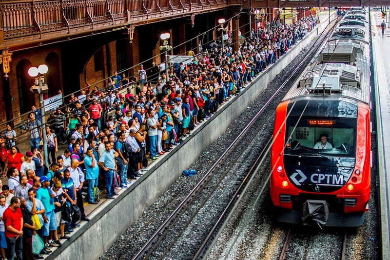 Die enge Menschenmenge und das Gedränge erhöhen das Risiko von Unfällen und machen den Bahnhof gefährlicher.