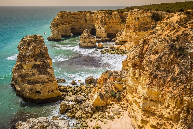 Ein schöner Strand an der Algarve, Portugal eignet sich optimal als Urlaubsziel.
