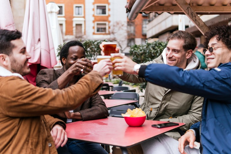 Im Gegensatz zu Deutschland ist es in einigen Ländern verboten, in der Öffentlichkeit Alkohol zu konsumieren.
