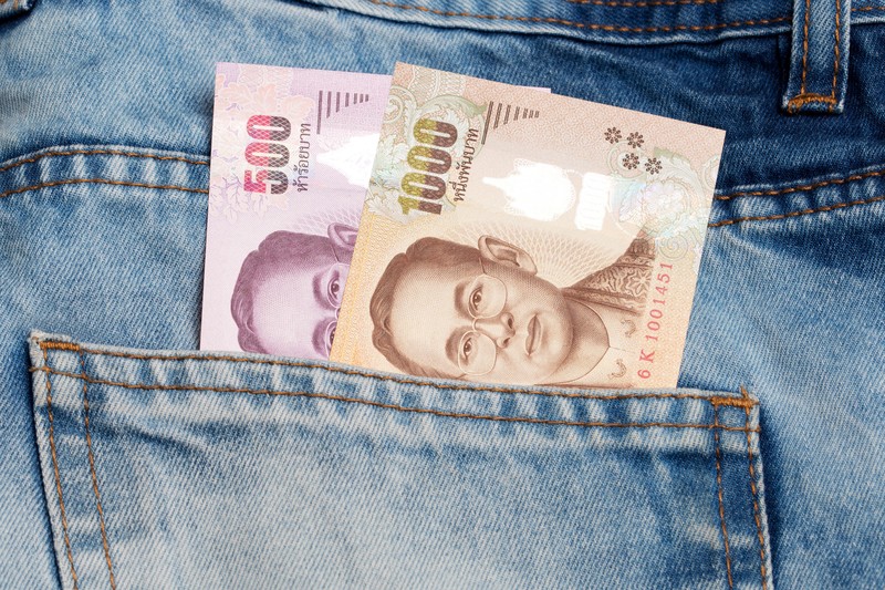 In Thailand auf Geld zu treten, kann dir sehr hohes Bußgeld oder sogar eine Gefängnisstrafe einhandeln.